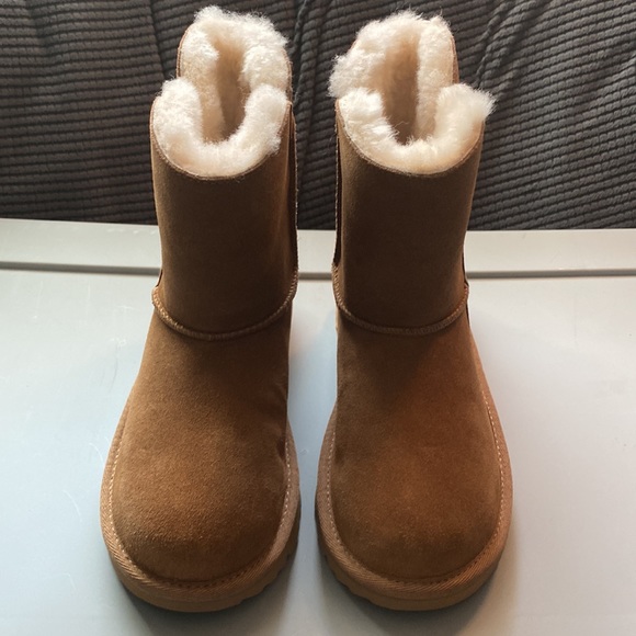 UGG Kid’s Bailey Zip Short Boot - Picture 6 of 7